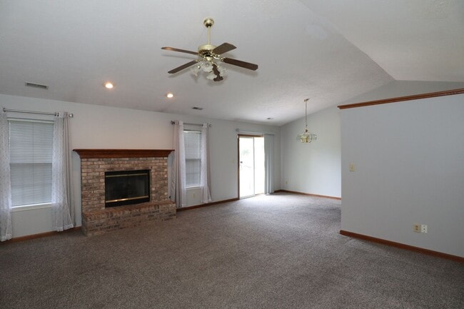 Building Photo - 3 Bedroom Fishers Rambler!