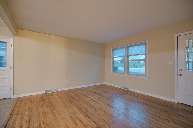 Building Photo - COMING SOON! Charming 3 Beds and 1 Bath Ra...