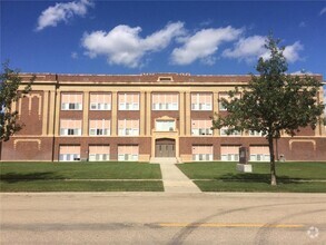 Building Photo - 109 E Luverne St