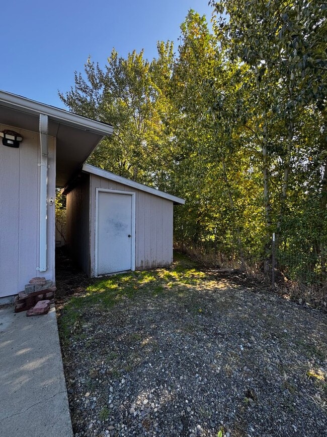 Building Photo - 1806 Parklane Ave