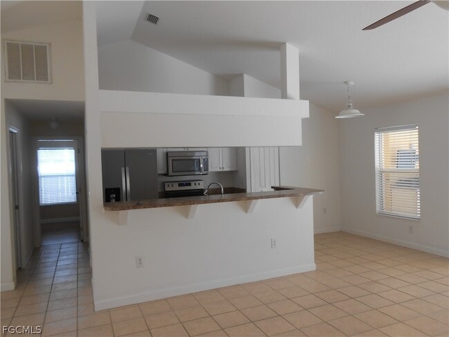 Building Photo - 612 McArthur Ave