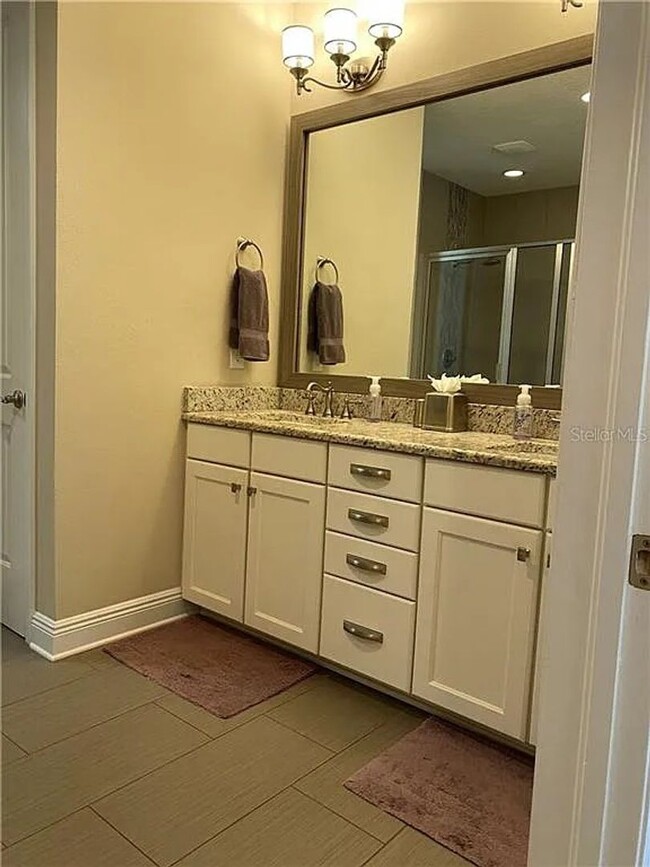 Building Photo - Large 3 Bed 3.5 Bath 2 Car Garage Townhous...