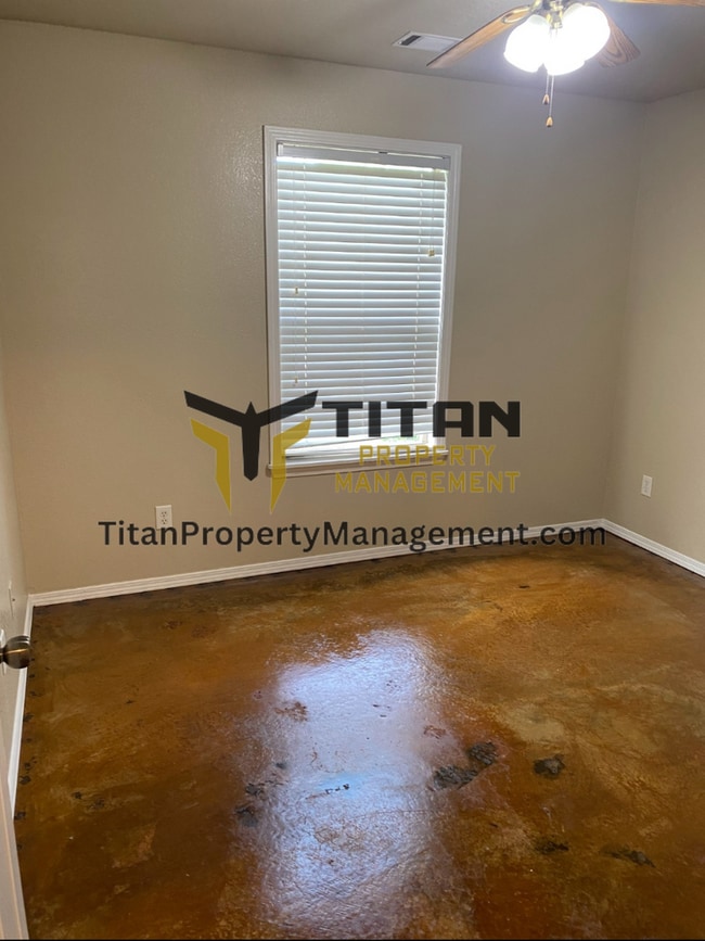 Building Photo - 3b/2b house