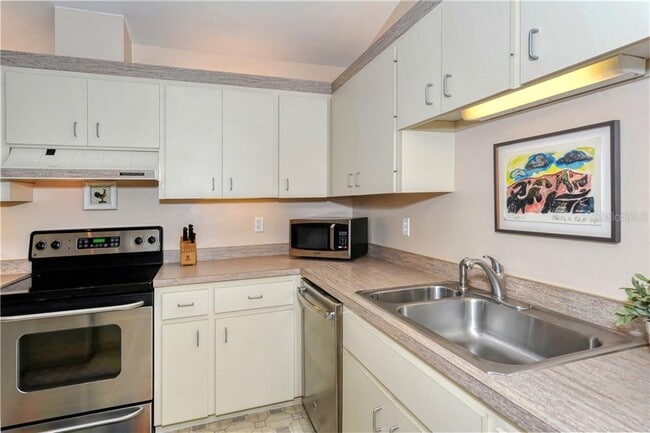 Building Photo - 220 Chartley Ct N