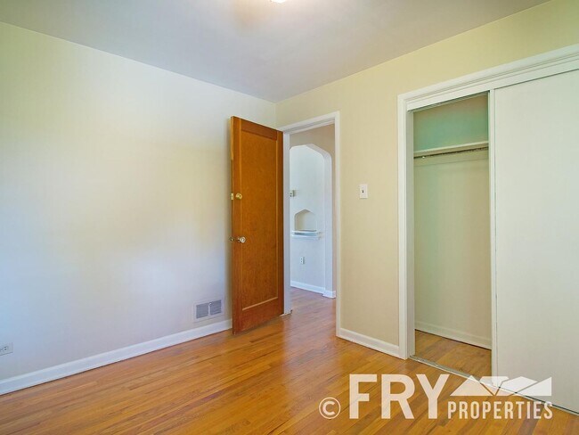 Building Photo - Raised Ranch with Second Kitchen in Prime ...