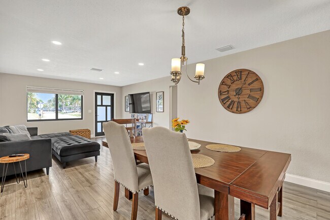 Building Photo - 1210 Skylark Ln