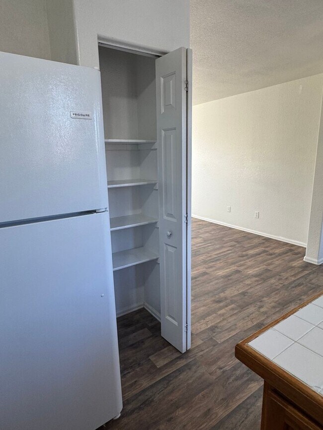 Building Photo - 481 1/2 Tracy Dr