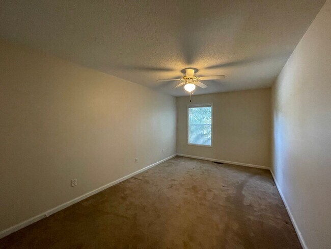 Building Photo - Foxchase Subdivision! END UNIT CLOSE TO COMMUNITY POOL