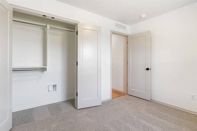 Building Photo - 417 Haven St