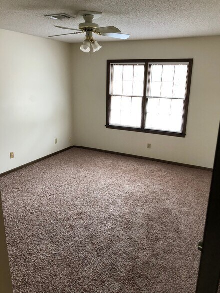 Building Photo - 2040 Pineview Dr