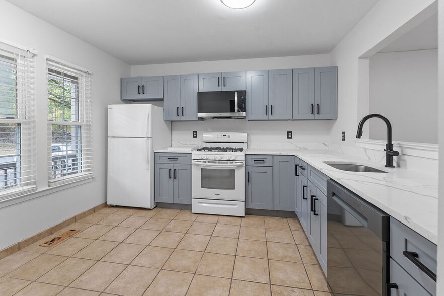 Building Photo - 14413 Long Green Dr