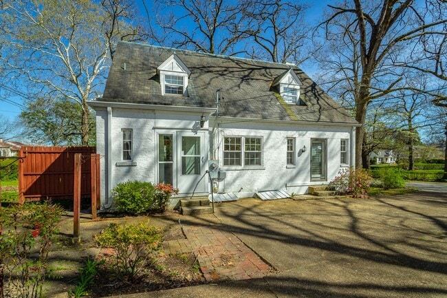 Building Photo - 3 Bedroom 2 Bath Classic