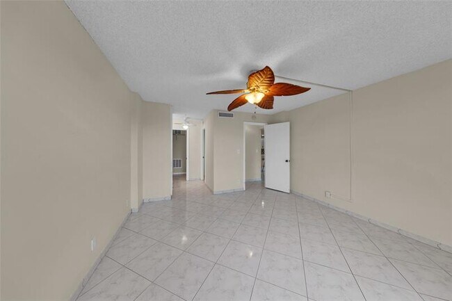 Building Photo - 7 Royal Palm Way