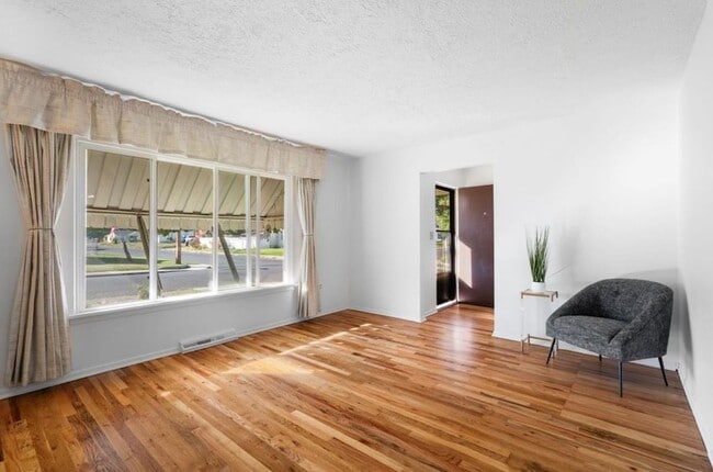 Building Photo - 603 E Columbia Ave