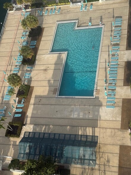 Building Photo - 300 Bayview Dr