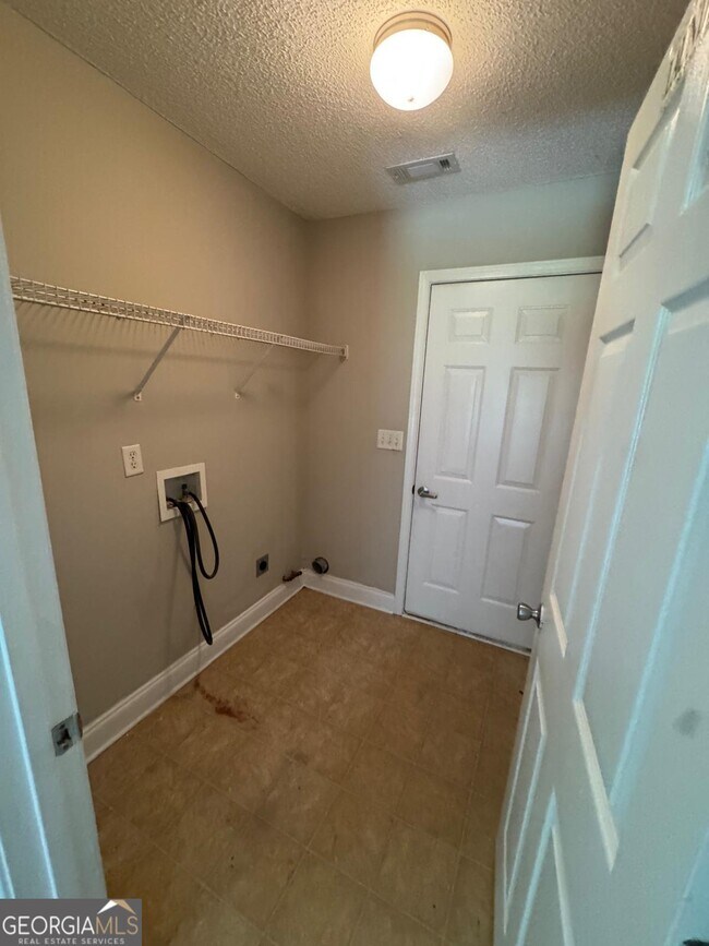 Building Photo - 520 Millbrook Villa Dr