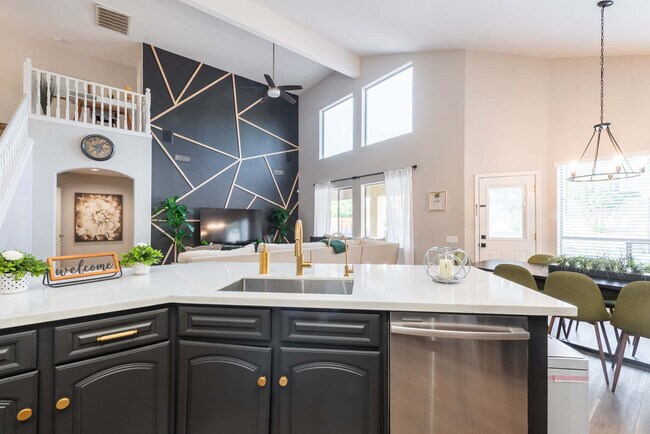 Building Photo - 5924 E Woodridge Dr