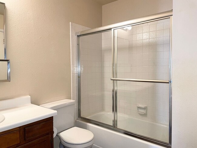 Building Photo - 2 BEDROOM TOWNHOME IN A PRIME LOCATION!!