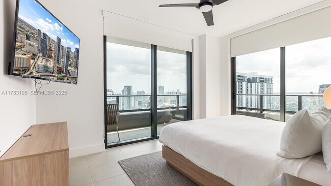 Building Photo - 601 NE 1st Ave