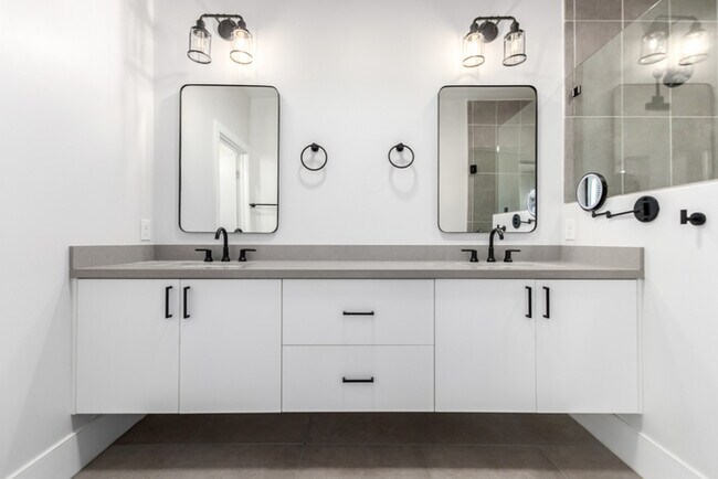 Building Photo - 164 E Lexington Ave