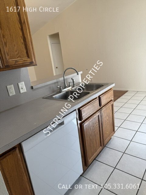Building Photo - 1617 High Cir