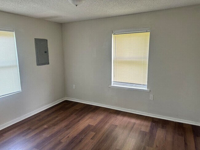 Building Photo - 1539 Barton St
