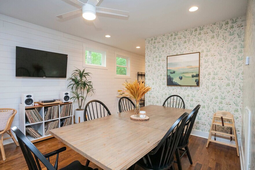 Building Photo - 559 Veritas St