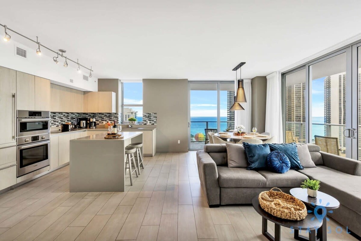 Building Photo - 4010 S Ocean Dr