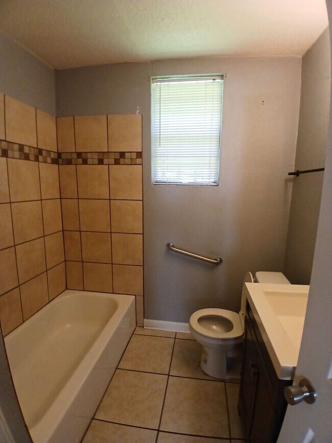 Building Photo - Newly Renovated 3 bedroom 1 bath Home - Op...