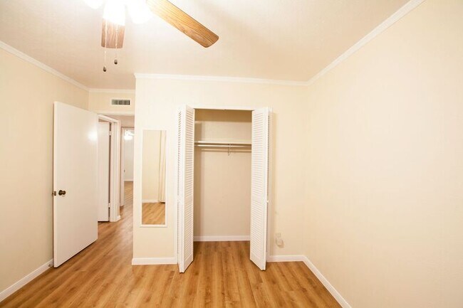 Building Photo - 921 Mossvine Dr