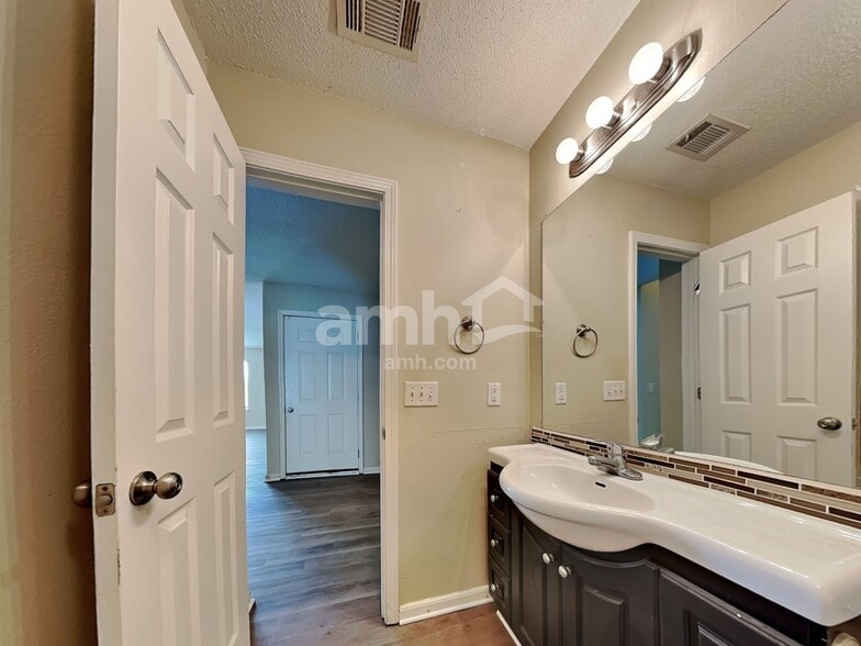 Building Photo - 7 Holly Springs Cir