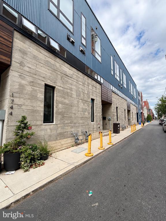 Building Photo - 1748 Hope St