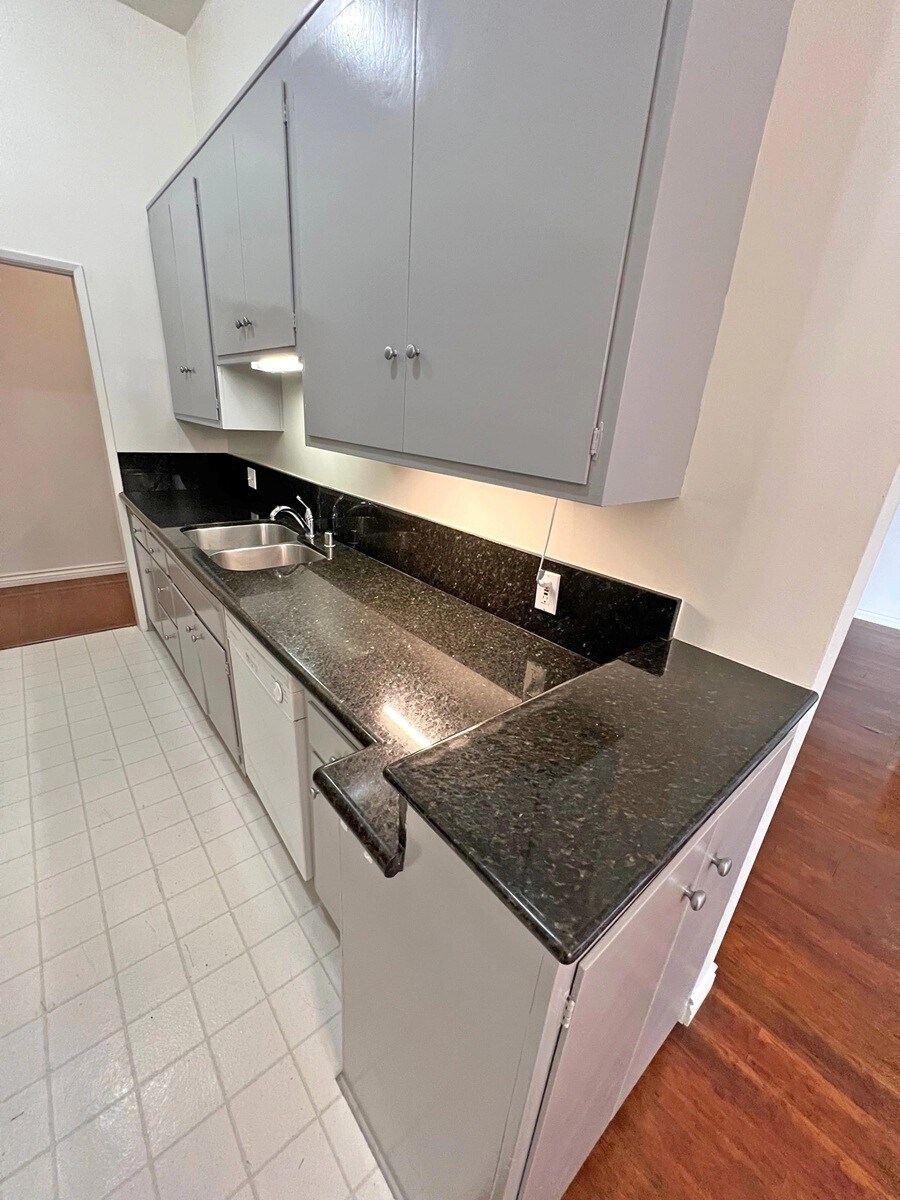 Building Photo - 11936 Darlington Ave