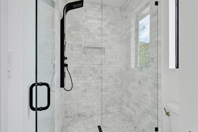 Building Photo - 606 SW 7th Ave