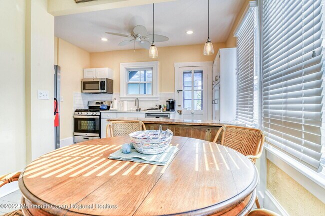 Building Photo - 14 New York Ave