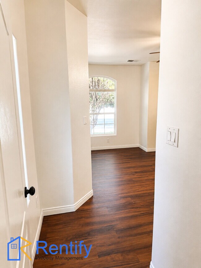 Building Photo - 4 bed, 2.5 bath home in NW Bakersfield - Gardener included