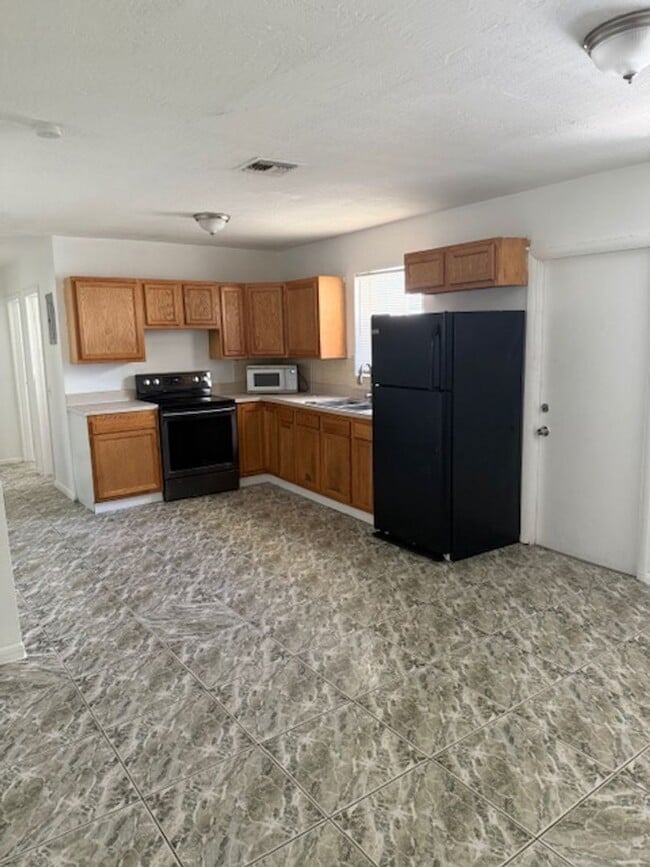 Building Photo - SPACIOUS 3/2 GREAT FAMILY HOUSE
