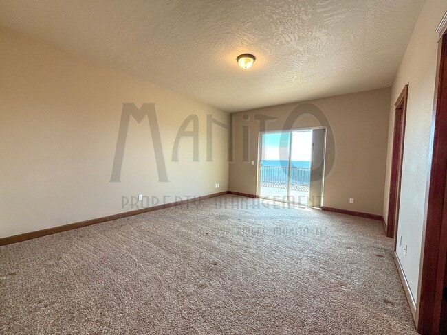 Building Photo - Spacious Home With Stunning Sunset Views