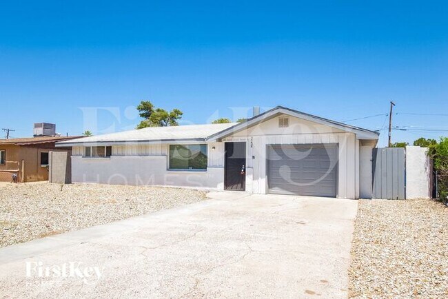 Building Photo - 2238 E Paradise Ln