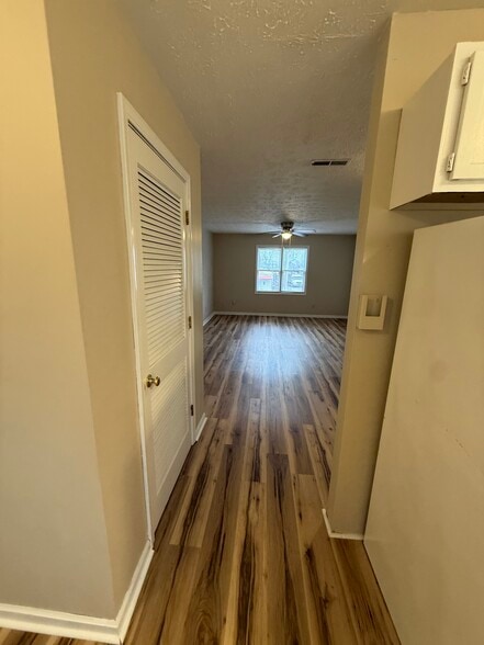 Building Photo - 719 Main St