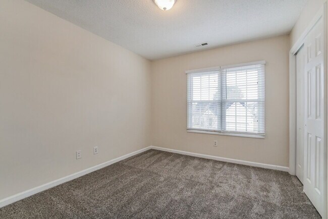 Building Photo - 813 Hanska Way