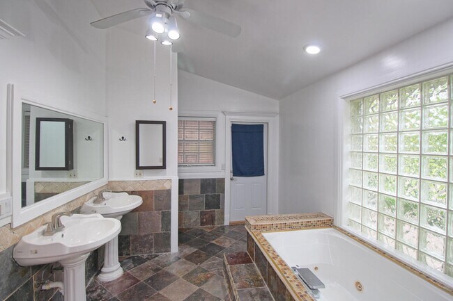 Building Photo - 10690 Barn Rd