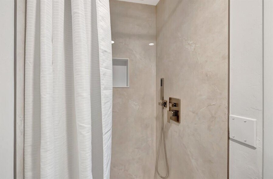 Building Photo - 640 Tennis Club Dr