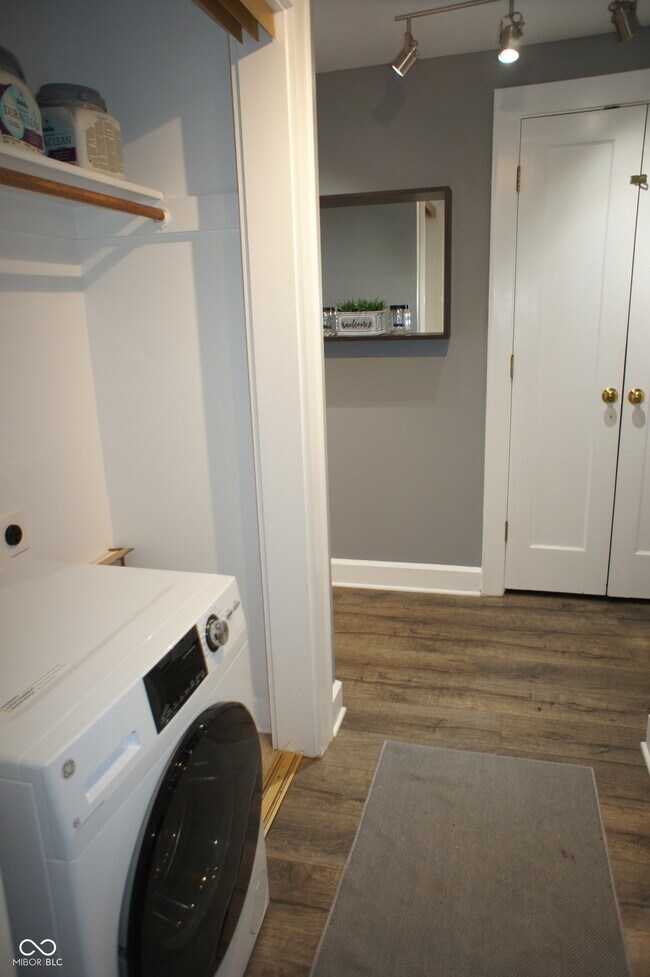 Building Photo - 230 E 9th St