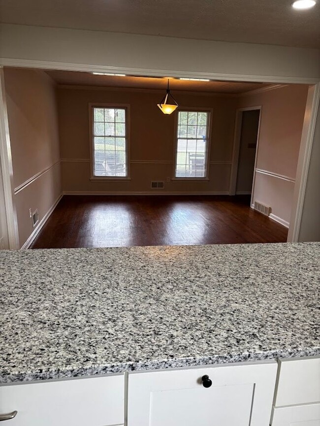 Building Photo - Large 4 Bedroom 2 Bath Home