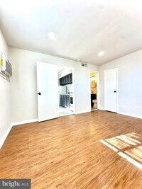 Building Photo - 4411 Sheffield Ave