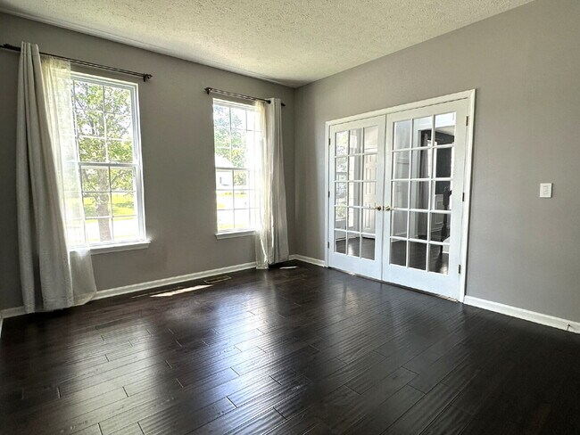 Building Photo - Gorgeous 6-Bedroom 3.5-Bath Colonial in Ma...
