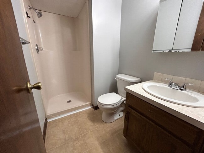 Building Photo - Spacious 3 Bedroom, 2 Bath Duplex