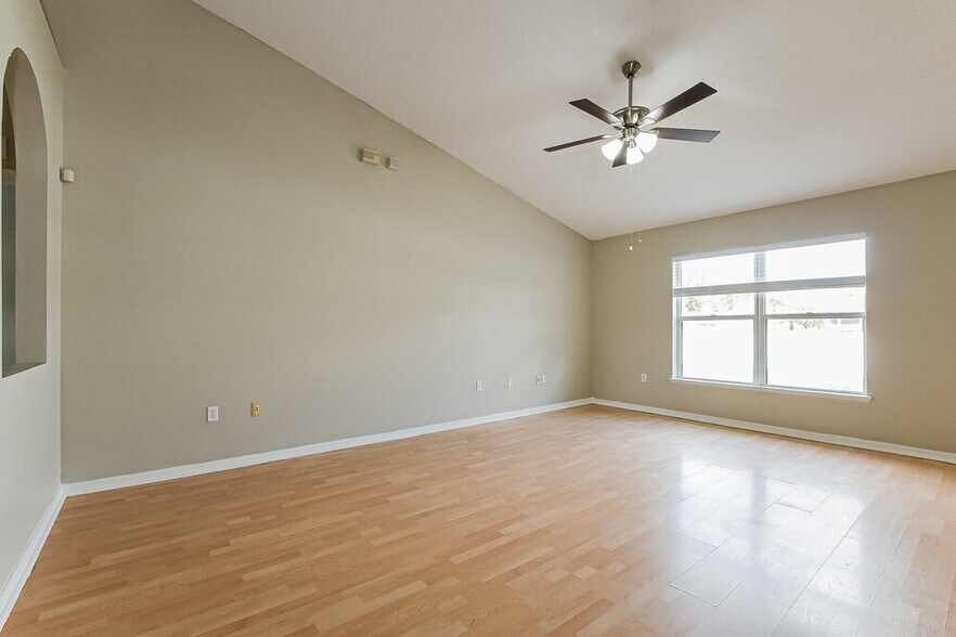 Building Photo - 744 Westcliffe Dr