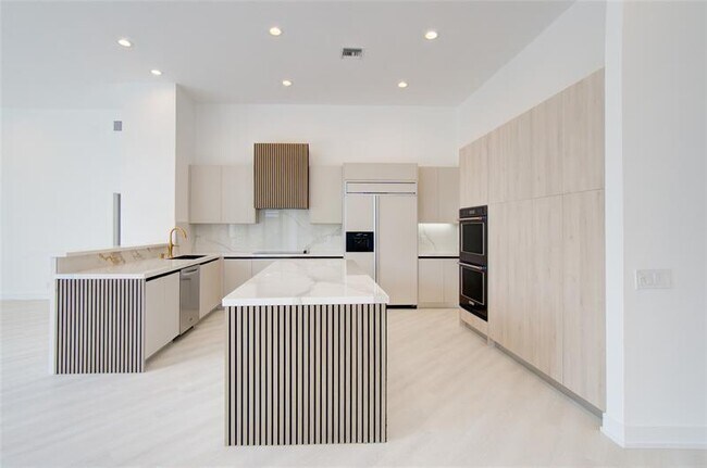 Building Photo - 2550 Jardin Terrace